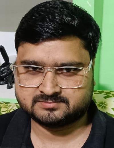 निजी चिकित्सक के यहां इलाज कराते डेंगू पीड़ित मरीज। संवाद