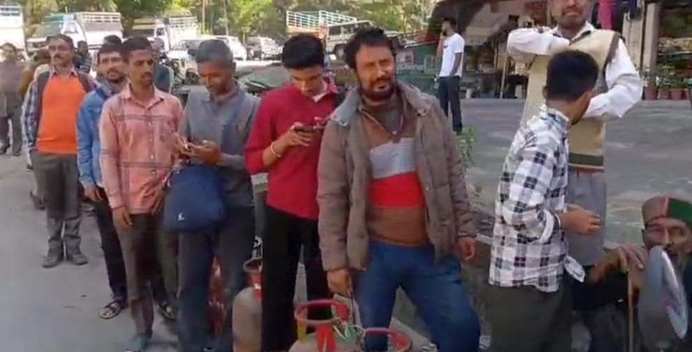 राजगढ़ में रसोई गैस पहुंचते ही गाड़ी को घेरकर खड़े हुए लोग। संवाद