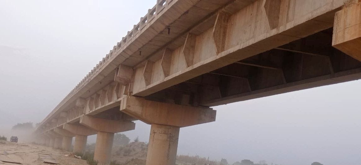 रामगंगा के किनारे पड़े लोहे के पीपे। संवाद