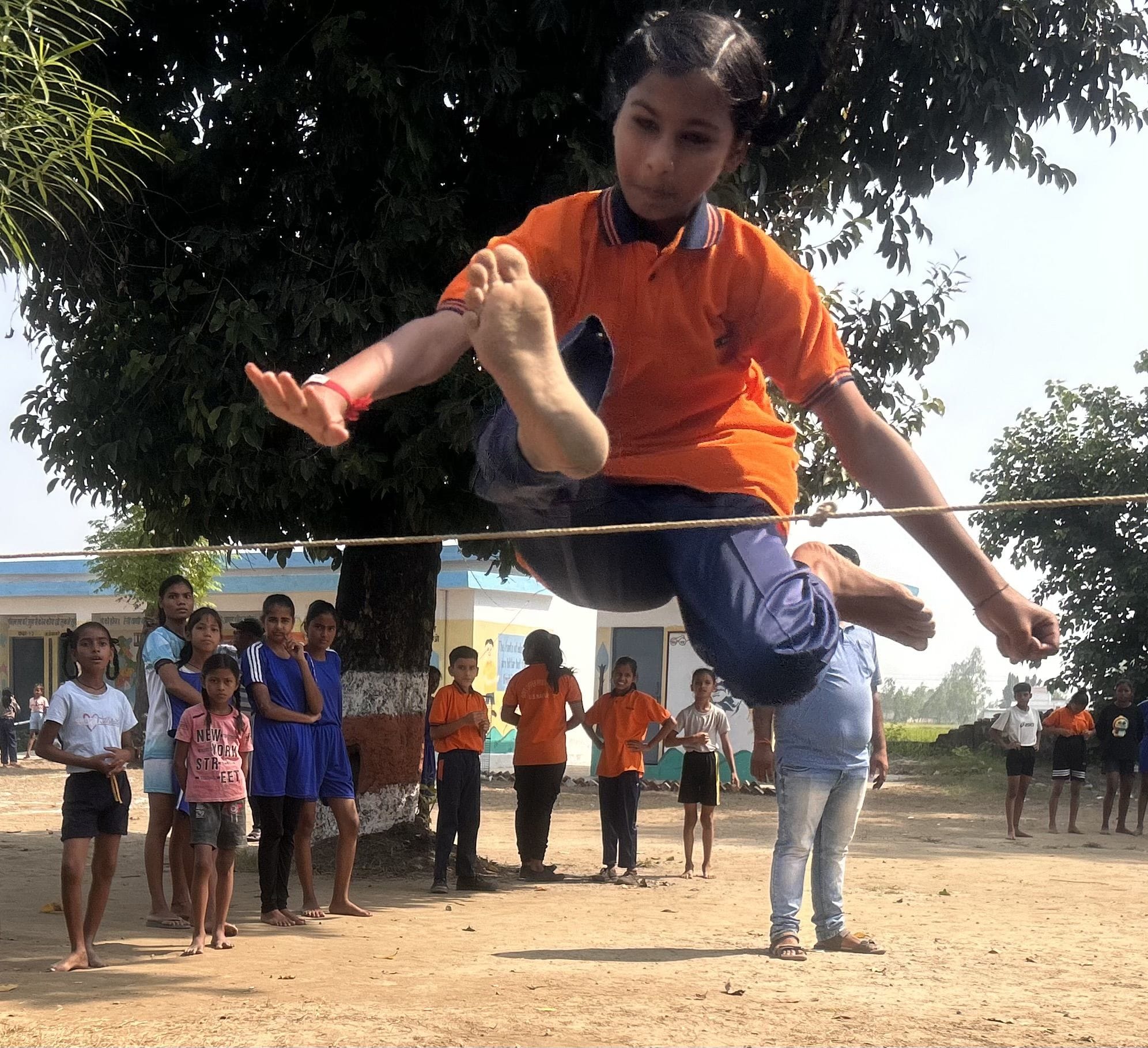 रुद्रपुर स्टेडियम में लंबी कूद स्पर्धा में प्रतिभाग करतीं बलिकाएं। रुद्रपुर स्टेडियम में लंबी कूद स्पर्धा में प्रतिभाग करतीं बलिकाएं।