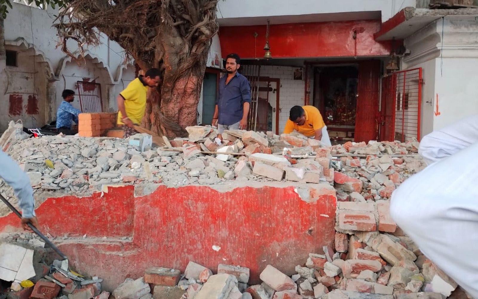 दातागंज में अवैध निर्माण पर चलती जेसीबी। संवाद