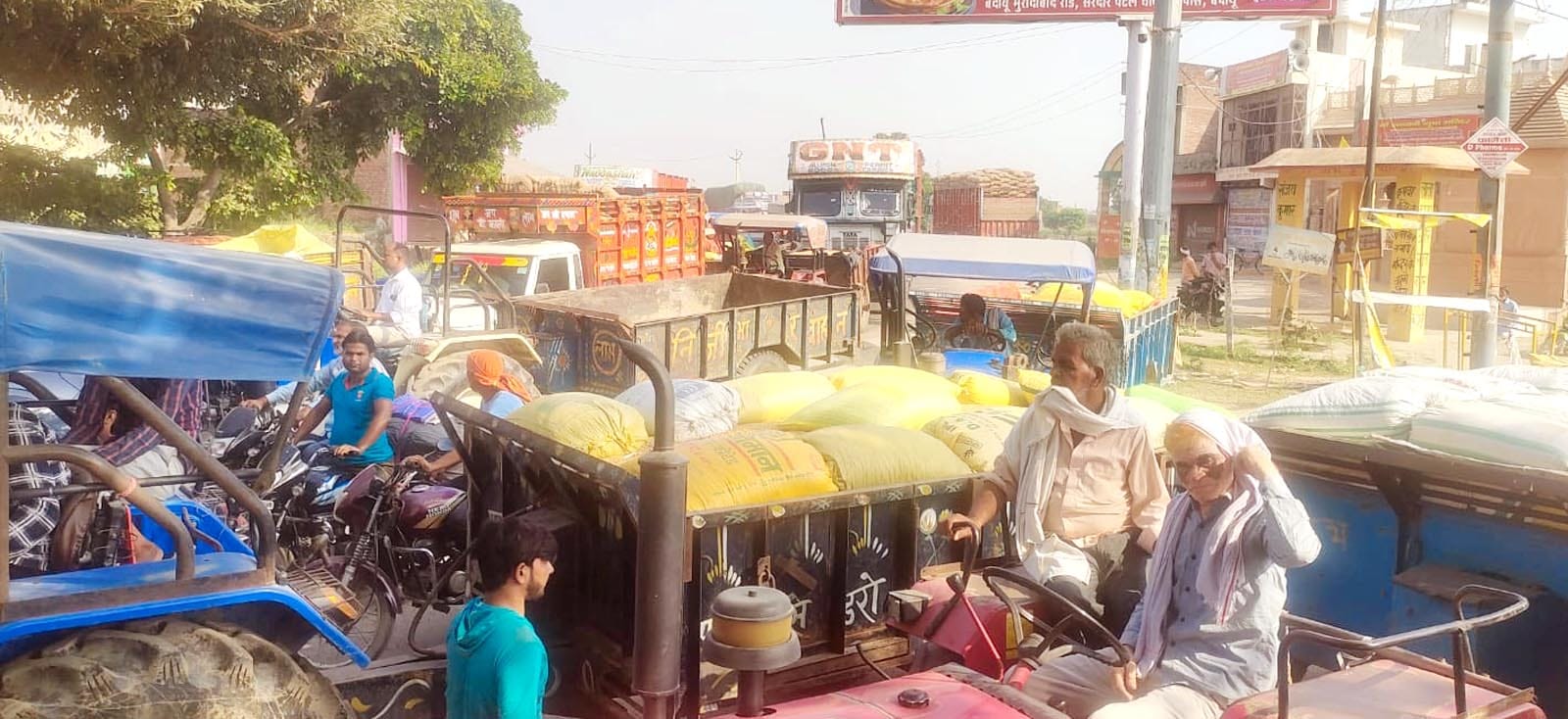 उझानी में मंडी गेट पर लगा जाम। संवाद