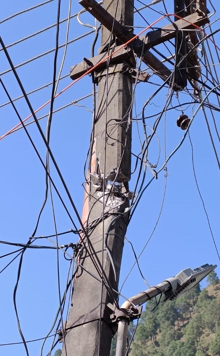 चंबा के हरदासपुरा में गिरने की कगार पर बिजली का खंभा।स्त्रोत:संवाद चंबा के हरदासपुरा में गिरने की कगार पर बिजली का खंभा।स्त्रोत:संवाद