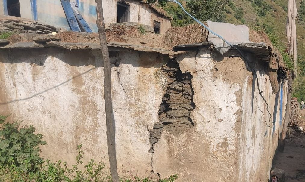 चंबा की करवाल पंचायत में खस्ताहाल जर्जर हालत मकान।स्त्रोत:जागरूक पाठक चंबा की करवाल पंचायत में खस्ताहाल जर्जर हालत मकान।स्त्रोत:जागरूक पाठक