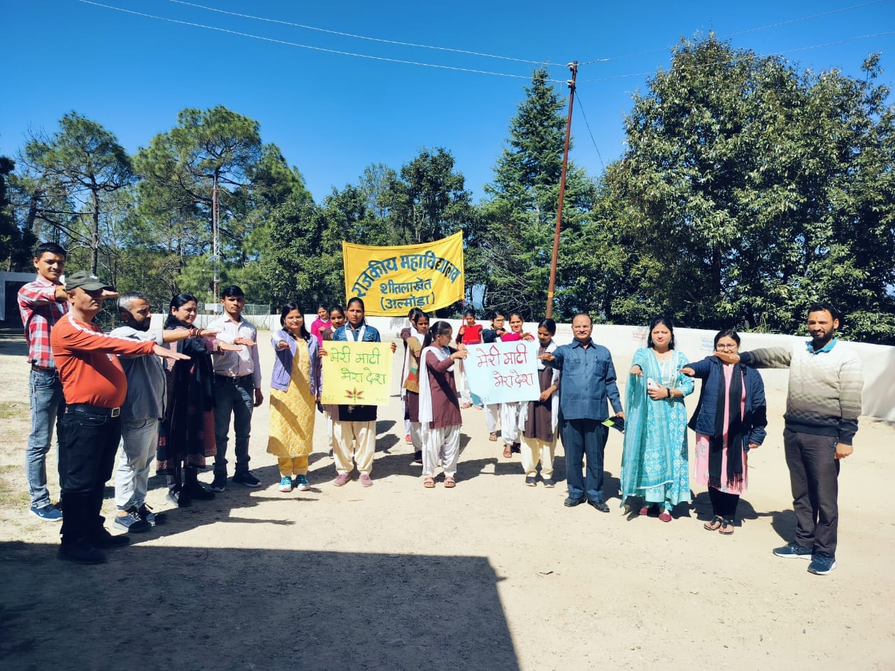 फोटो -12एएलएम12 पी-मौलेखाल बाज़ार में पारंपरिक परिधान पहन कर कलश यात्रा निकालती महिलायें। संवाद फोटो -12एएलएम12 पी-मौलेखाल बाज़ार में पारंपरिक परिधान पहन कर कलश यात्रा निकालती महिलायें। संवाद