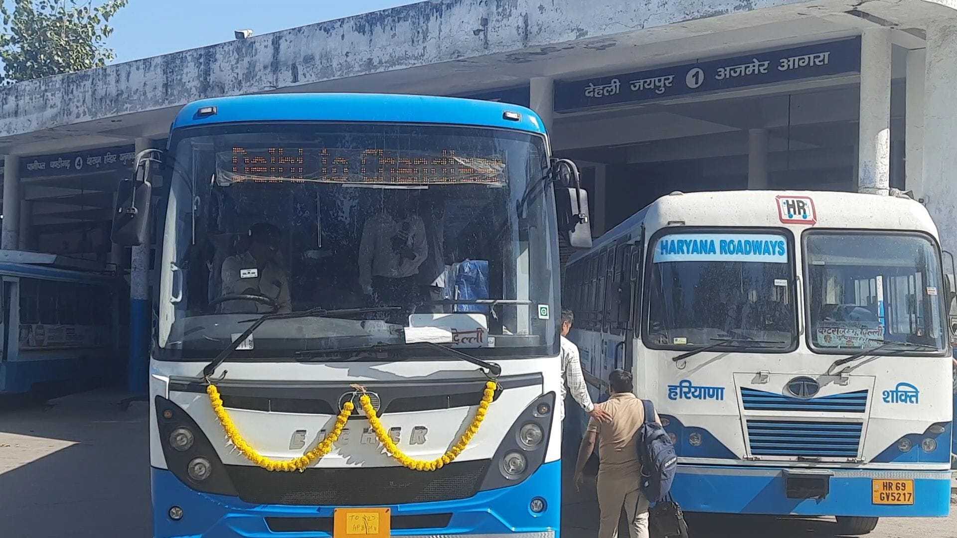 फोटो 14- सोनीपत बस अड्डे पर चंडीगढ़ जाने के लिए तैयार खड़ी एसी बस। संवाद