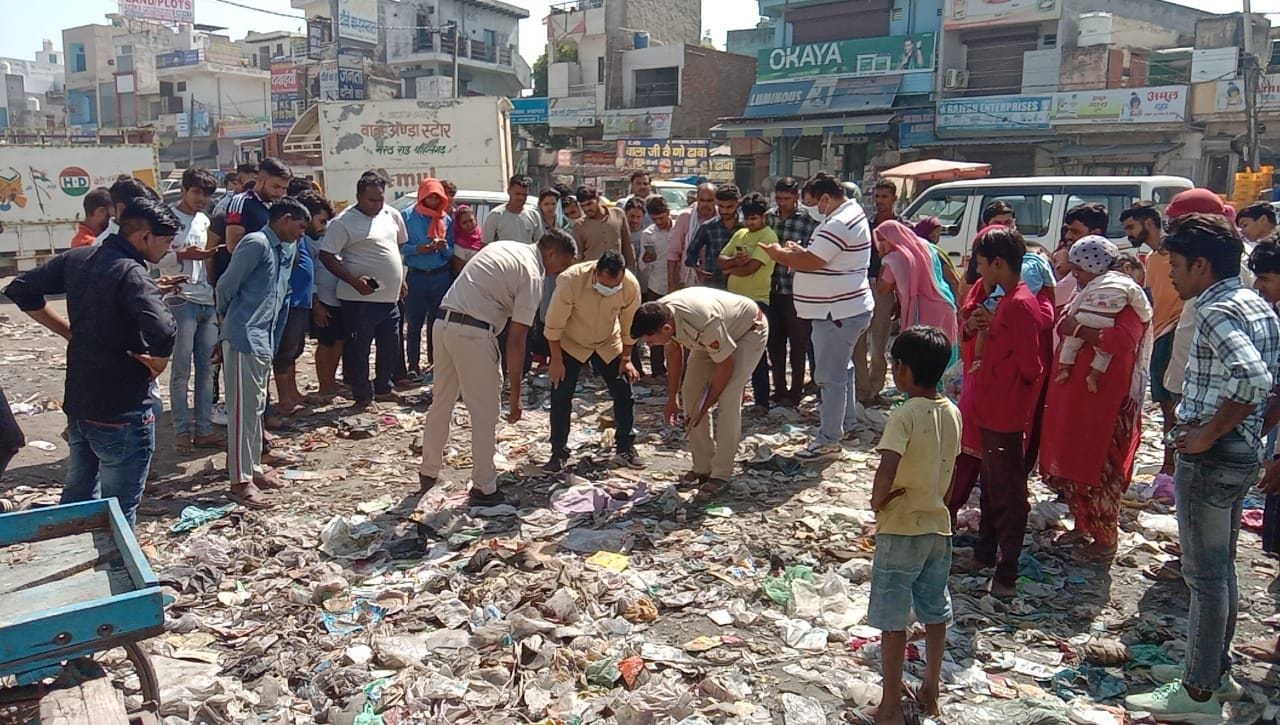 फोटो : 38: बहालगढ़ में कूड़े के अंदर आठ माह का भ्रूण मिलने के बाद जांच करती पुलिस व एफएसएल की टीम