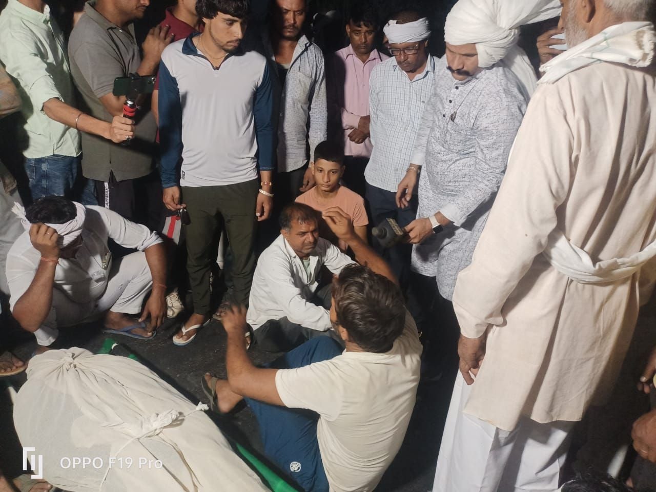 फोटो:41: गोहाना में जींद रोड पर नूरनखेड़ा के पास शव रखकर सड़क जाम करते भावड़ के ग्रामीण। संवाद
