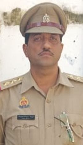 घटना के बारे में जानकारी करते मिठाई व्यापारी रमाकांत राठौर। संवाद