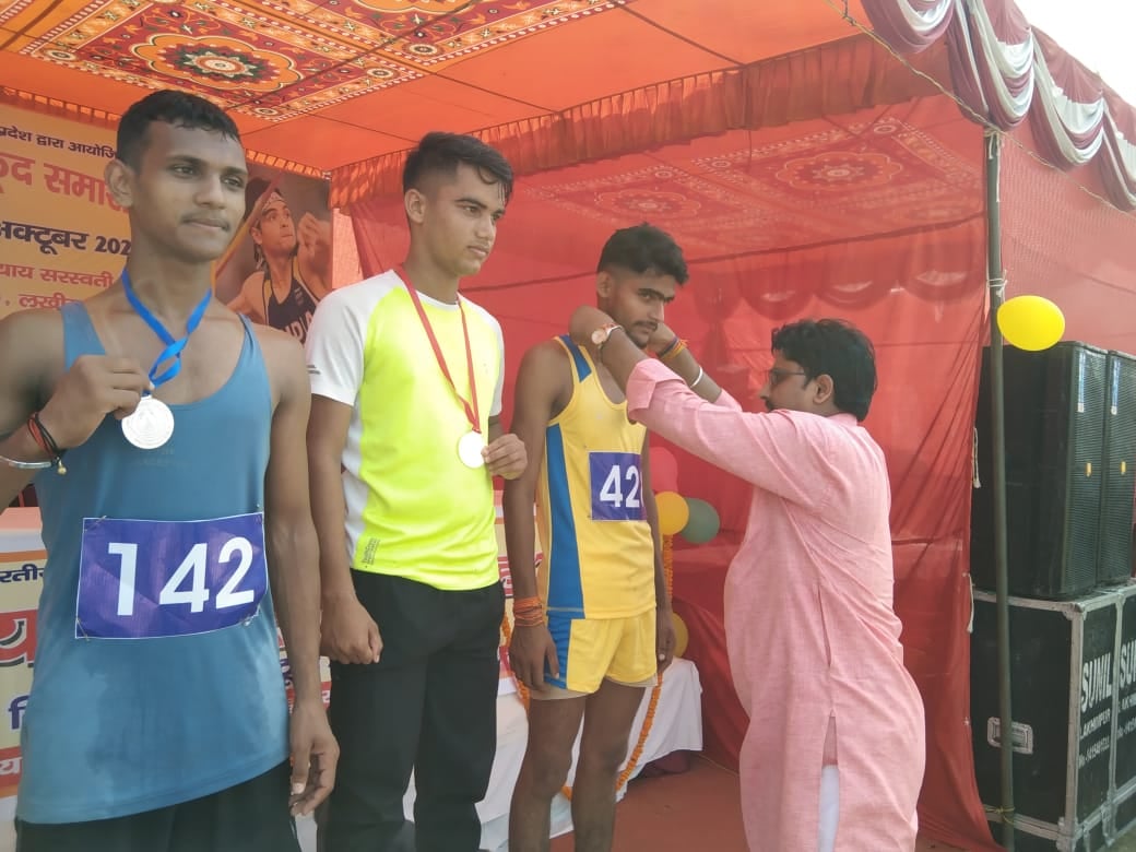 लालपुर स्टेडियम पर चक्का फेंक प्रतियोगिता में भाग लेती खिलाड़ी लालपुर स्टेडियम पर चक्का फेंक प्रतियोगिता में भाग लेती खिलाड़ी
