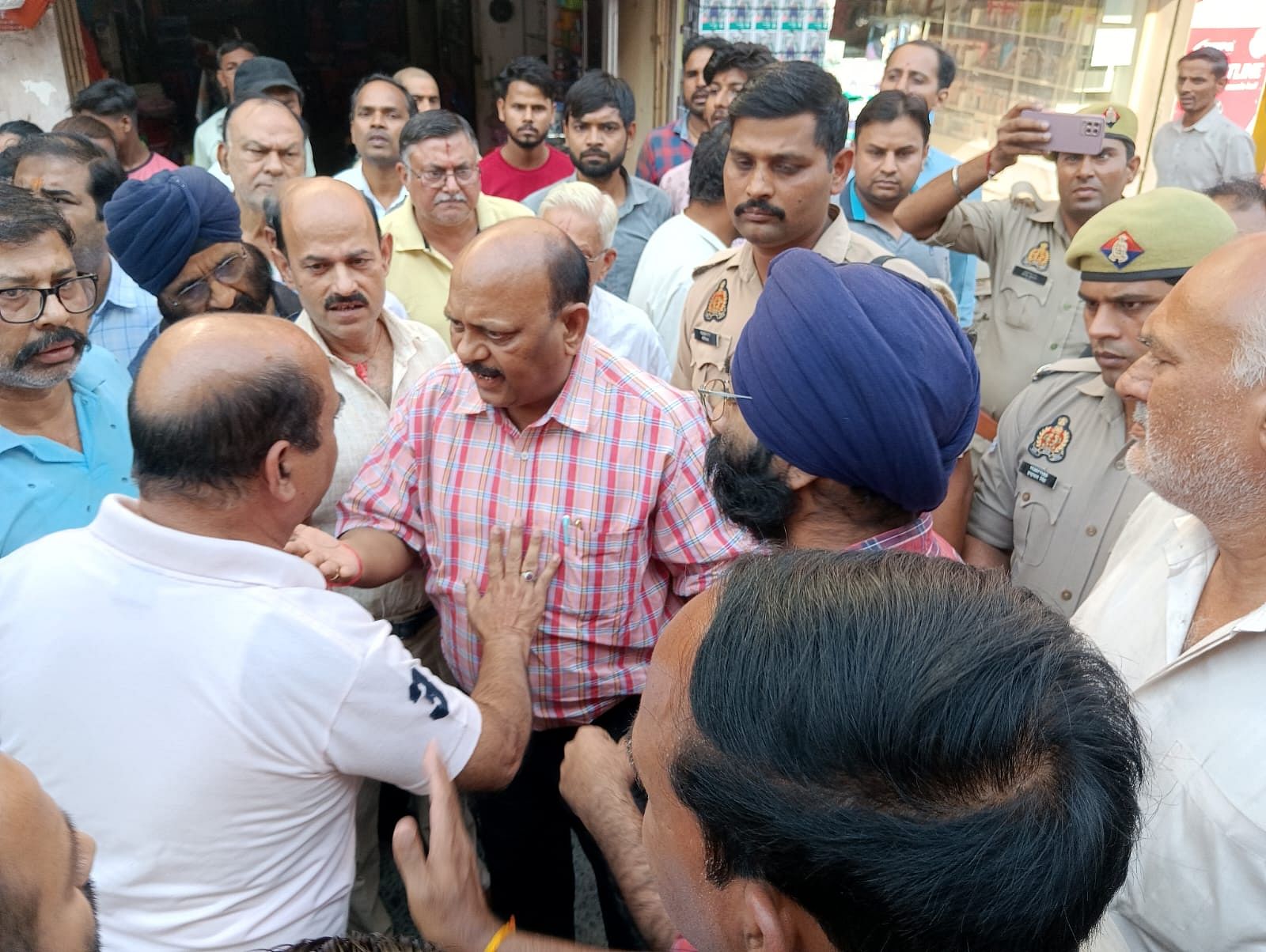 शहर की स्टेशन रोड पर दुकानो के आगे से पक्का अतिक्रमण तुड़वाते सिटी मजिस्ट्रेट सुनील कुमार सिह ।