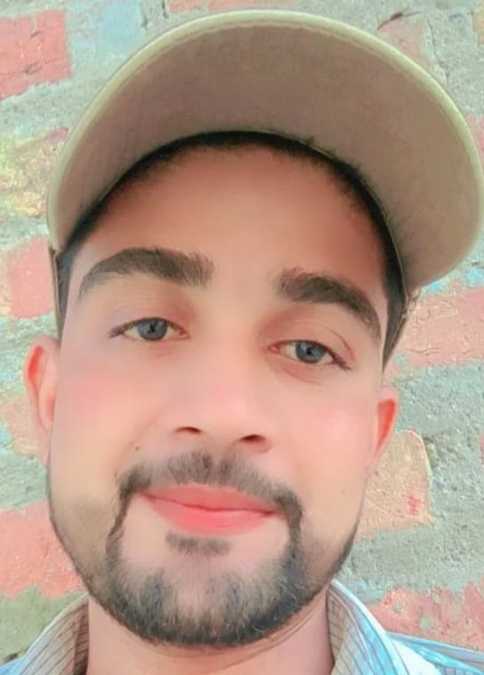 फसल नष्ट होने के बाद किसानों के खाली खेते में पशु चरते हुए। संवाद