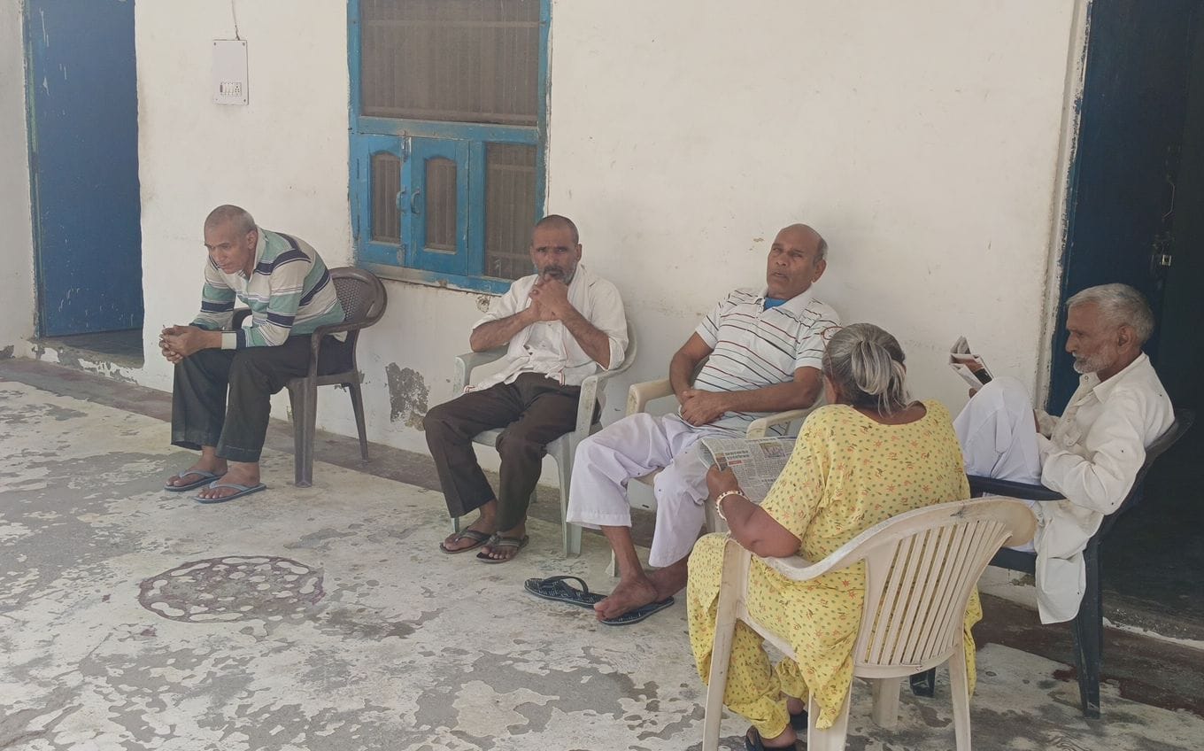 फोटो 50. आश्रम में बैठे बुजुर्ग। फोटो 50. आश्रम में बैठे बुजुर्ग।