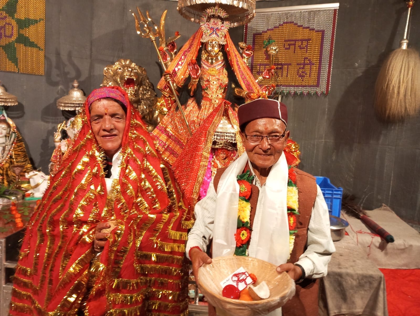 कुल्लू में 85 साल के प्रेम चंद ने 57 साल की ज्ञानदेई से वैष्णों मदिंर में शादी करते हुए।-संवाद कुल्लू में 85 साल के प्रेम चंद ने 57 साल की ज्ञानदेई से वैष्णों मदिंर में शादी करते हुए।-संवाद