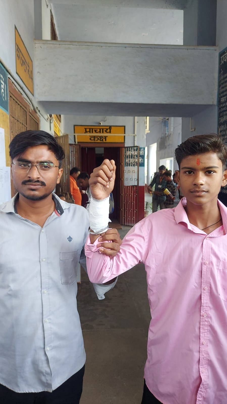 युवराज दत्त महाविद्यालय में प्रदर्शन करते एबीवीपी के छात्र