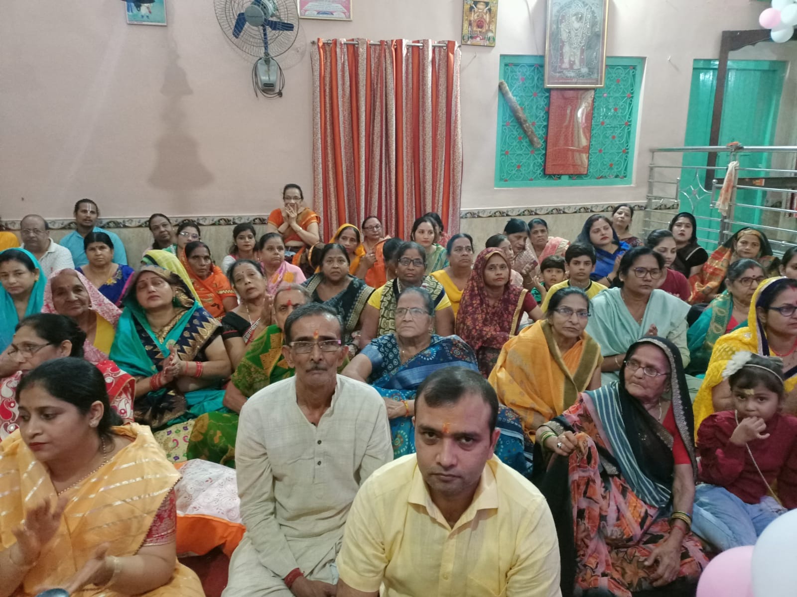 बीसलपुर के जानकी रतन मंदिर में प्रवचन देते अखिलेश मिश्रा । स्रोत 5 आयोजन समिति