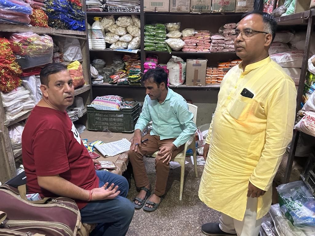 फोटो 36. मुरथल स्थित किराने के दुकान पर कुट्टू के आटे के नमूने लेते खाद्य सुरक्षा अधिकारी डॉ. ज फोटो 36. मुरथल स्थित किराने के दुकान पर कुट्टू के आटे के नमूने लेते खाद्य सुरक्षा अधिकारी डॉ. ज