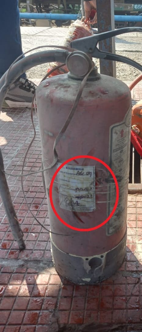 प्लेटफार्म 7 पर खडी़ रेहड़ी में लगी आग को बुझाता ट्रेन चालक। संवाद प्लेटफार्म 7 पर खडी़ रेहड़ी में लगी आग को बुझाता ट्रेन चालक। संवाद