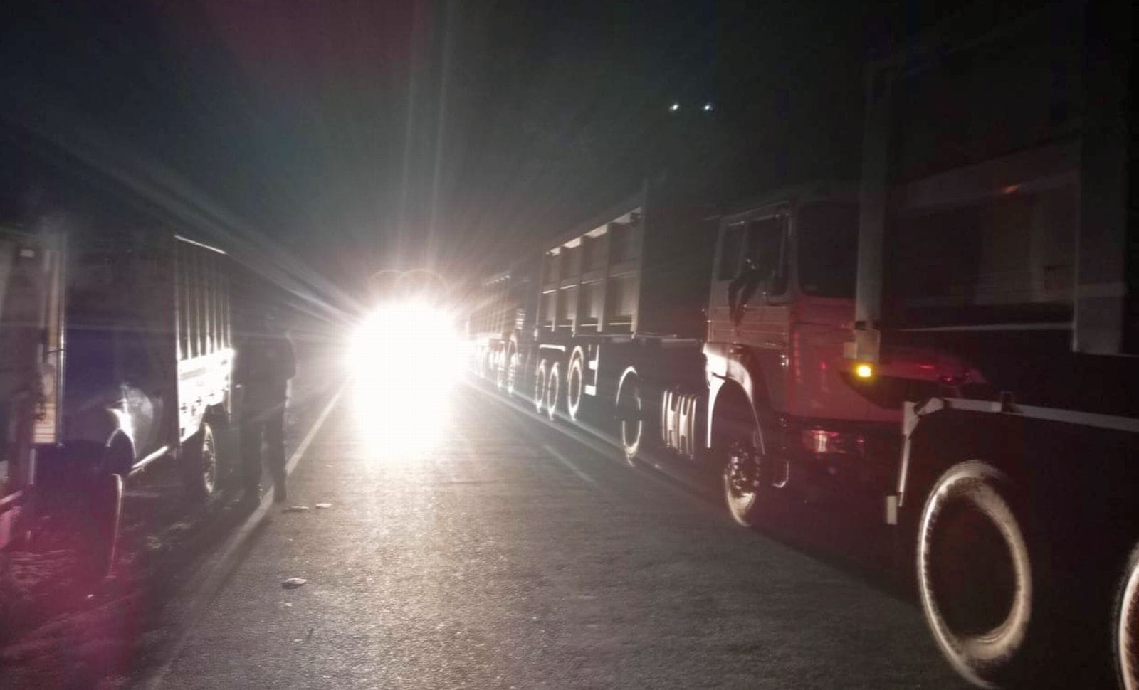 रेहड़िया पुलिस चौकी के पास खाई में पलटे ट्रक से उठती आग। संवाद