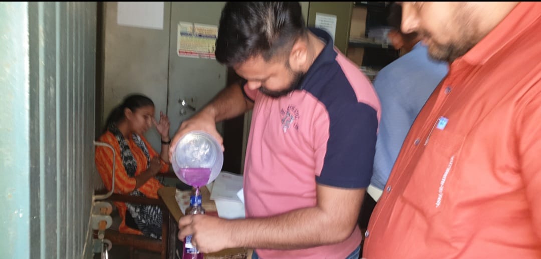 शाहाबाद। छापामारी के दौरान कार्रवाई करती विजिलेंस की टीम। शाहाबाद। छापामारी के दौरान कार्रवाई करती विजिलेंस की टीम।
