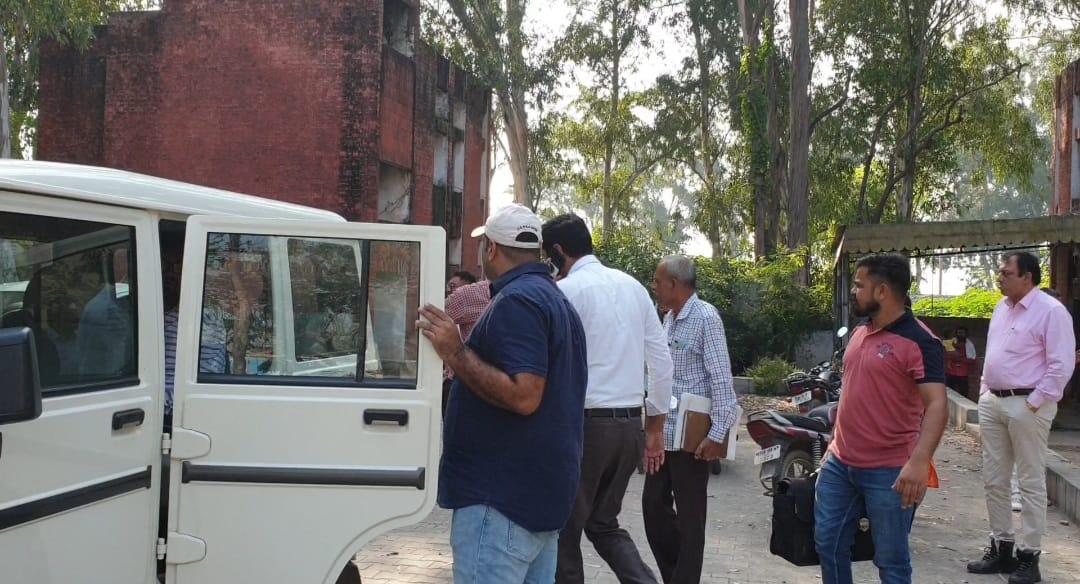 शाहाबाद। छापामारी के दौरान कार्रवाई करती विजिलेंस की टीम। शाहाबाद। छापामारी के दौरान कार्रवाई करती विजिलेंस की टीम।