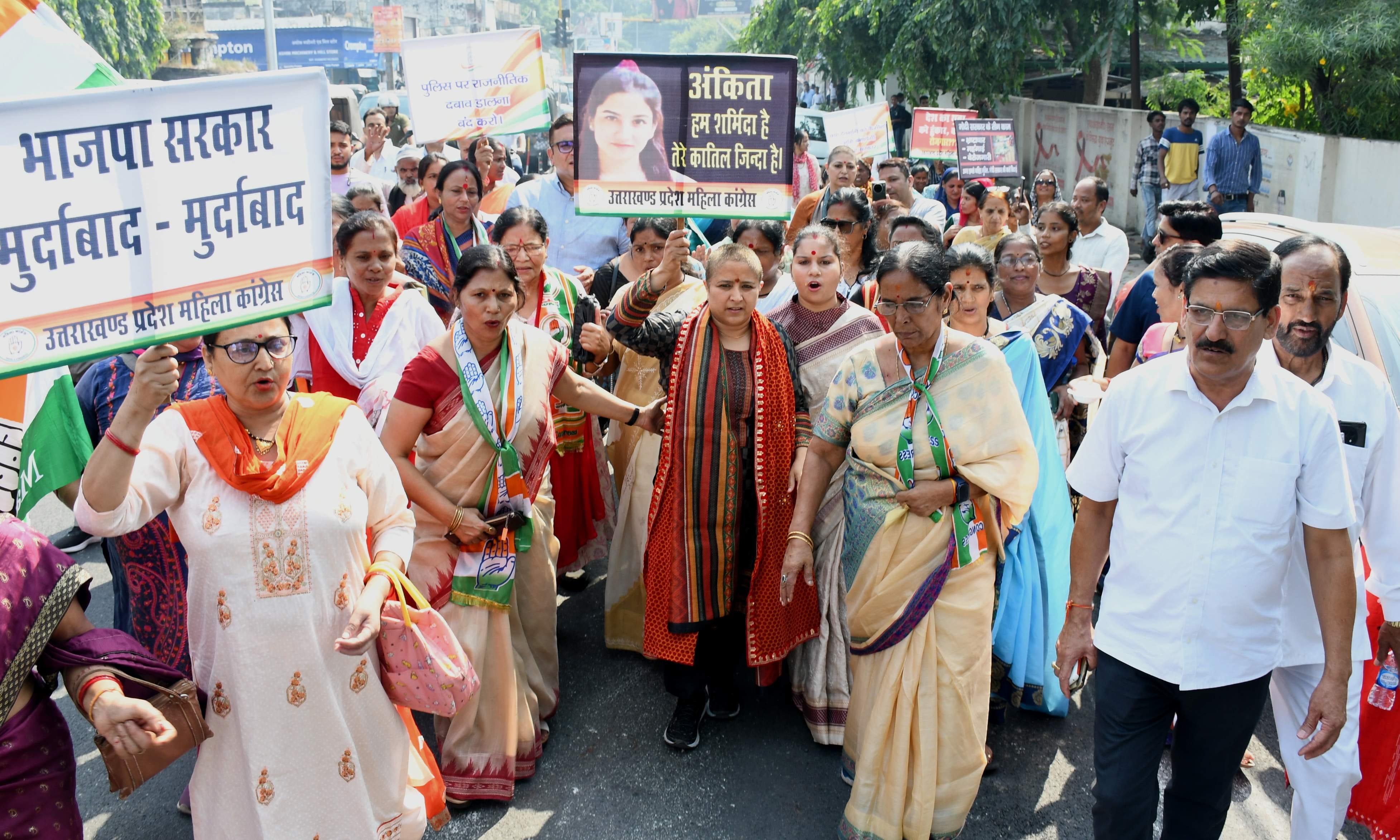 हल्द्वानी के स्वराज आश्रम में आयोजित बैठक को संबोधित करती महिला कांग्रेस की प्रदेश अध्यक्ष ज्यो