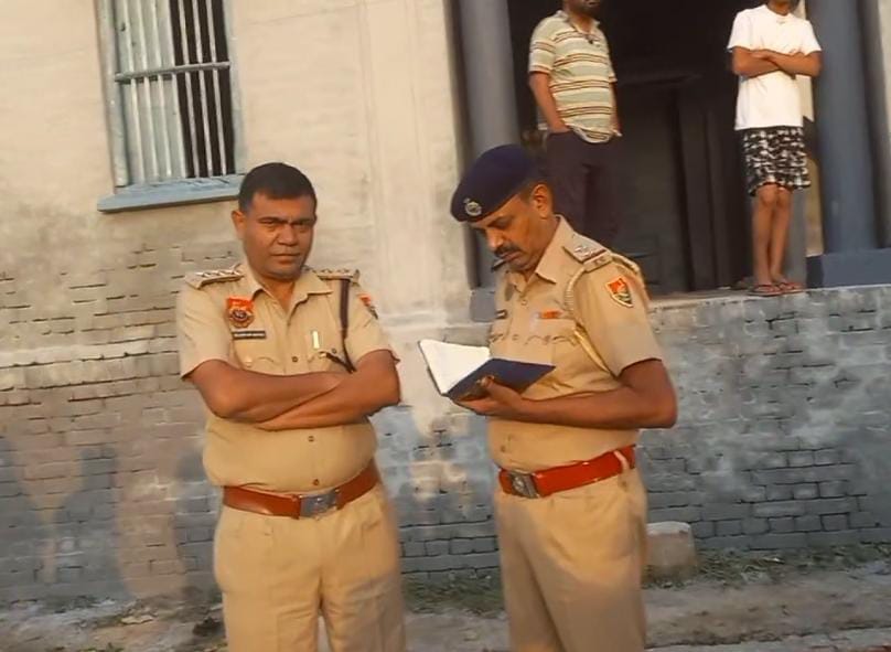 लाडवा घटना स्थल पर गेट के पास पड़े गोली के खाली खोल।