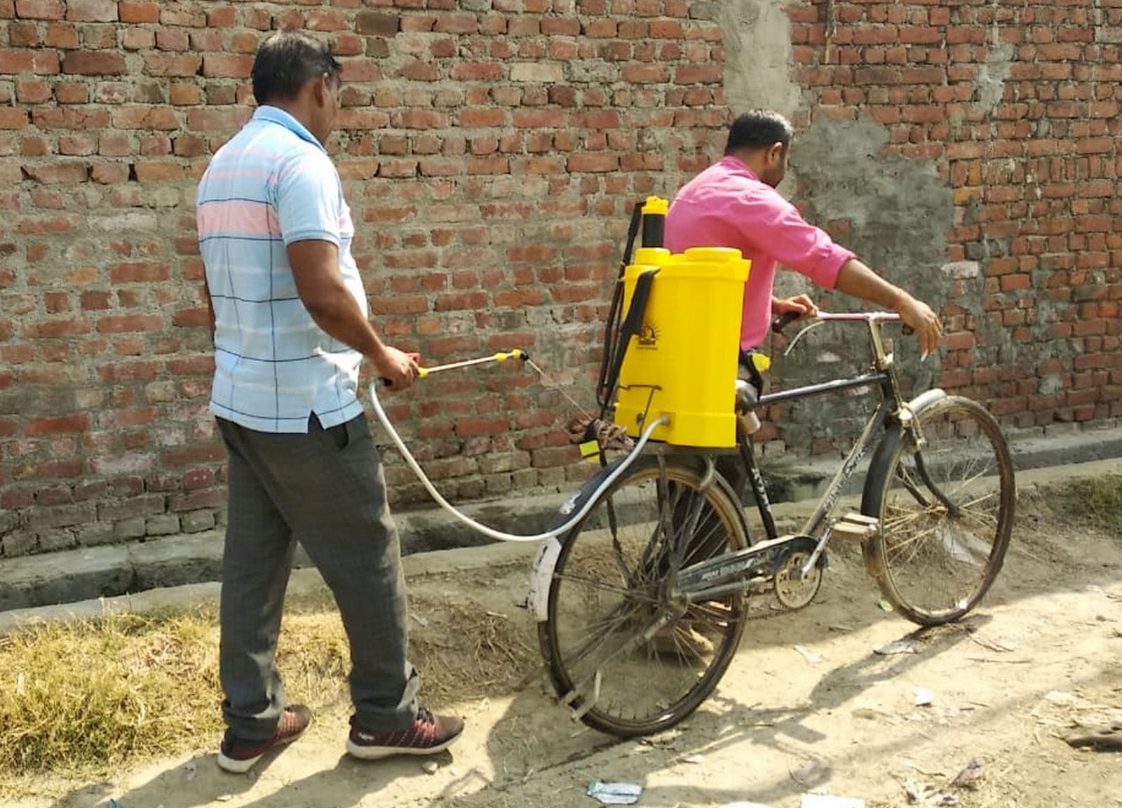 रिसौली में लगे स्वास्थ्य कैंप का निरीक्षण करते सीएमओ।स्रोत-स्वास्थ्य विभाग रिसौली में लगे स्वास्थ्य कैंप का निरीक्षण करते सीएमओ।स्रोत-स्वास्थ्य विभाग