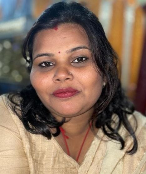 शाहजहांपुर में ढाई गांव में स्वास्थ्य शिविर में दवा देते स्वास्थ्य कर्मी। स्त्रोत-स्वास्थ्य वि