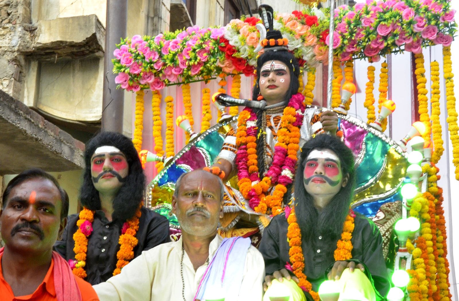 शहर में निकाली गई शिव जी की शोभायात्रा में शामिल काली का अखाड़ा। संवाद शहर में निकाली गई शिव जी की शोभायात्रा में शामिल काली का अखाड़ा। संवाद