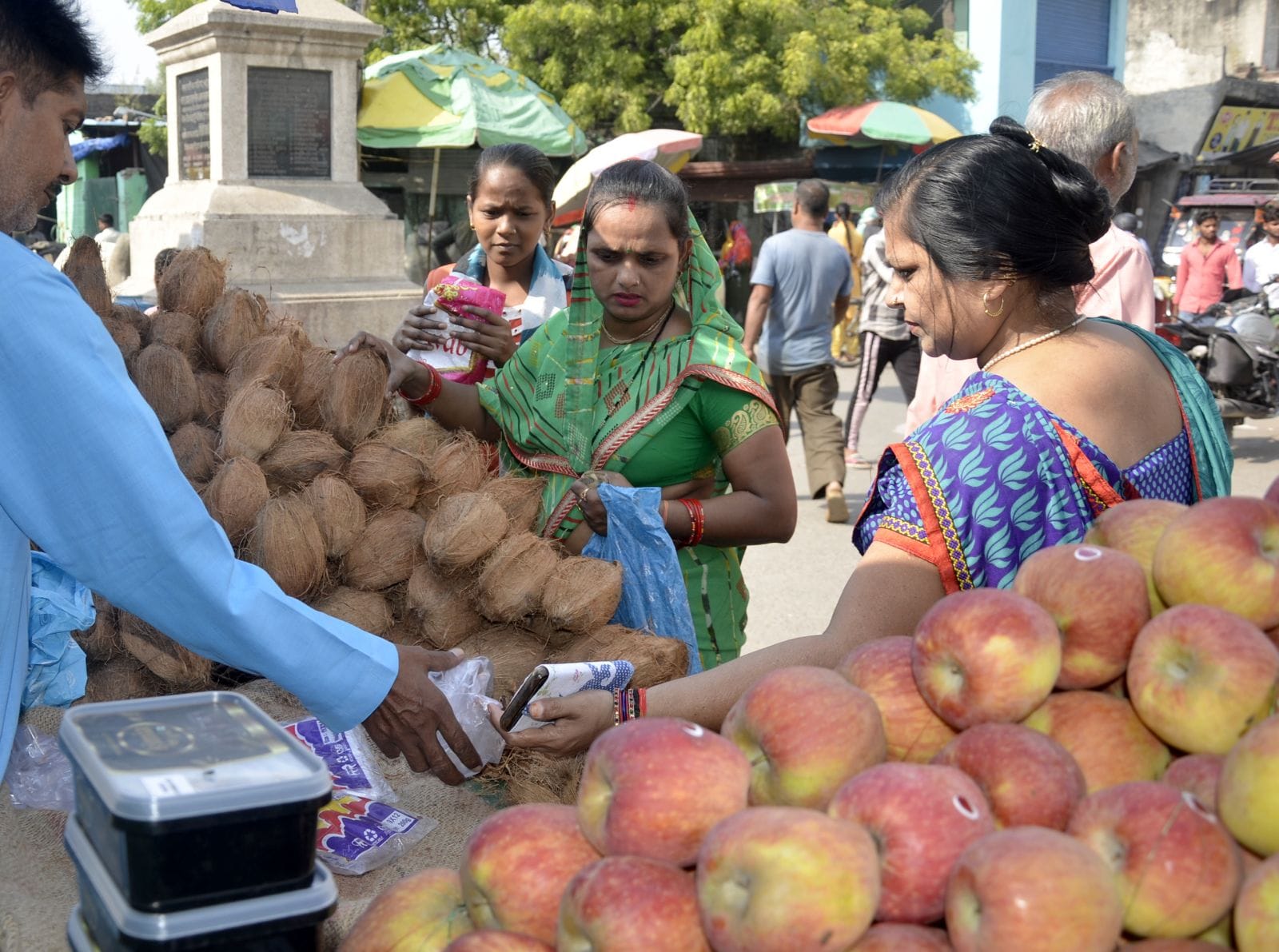 दुकान पर नवरात्र की खरीदारी करती महिलाएं। संवाद