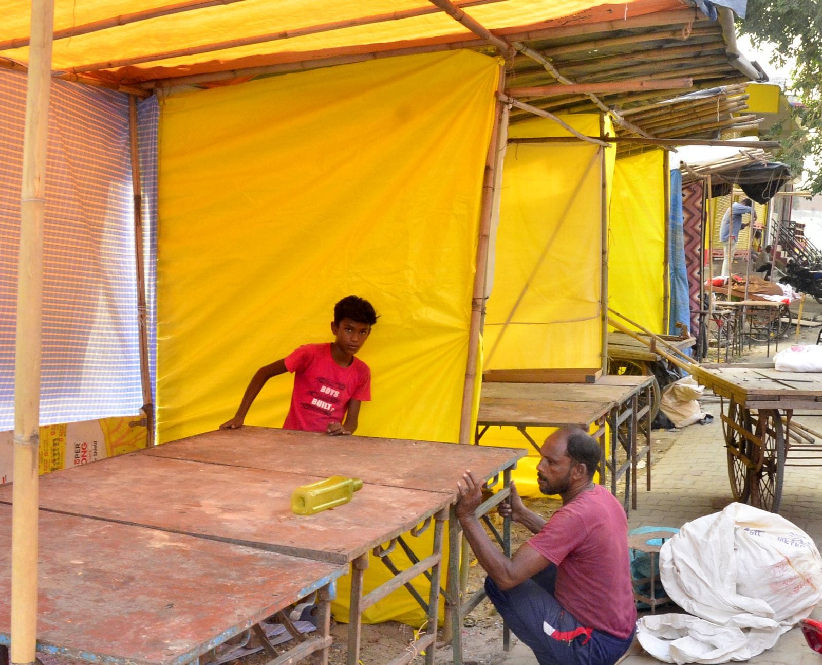 दुकान पर नवरात्र की खरीदारी करती महिलाएं। संवाद