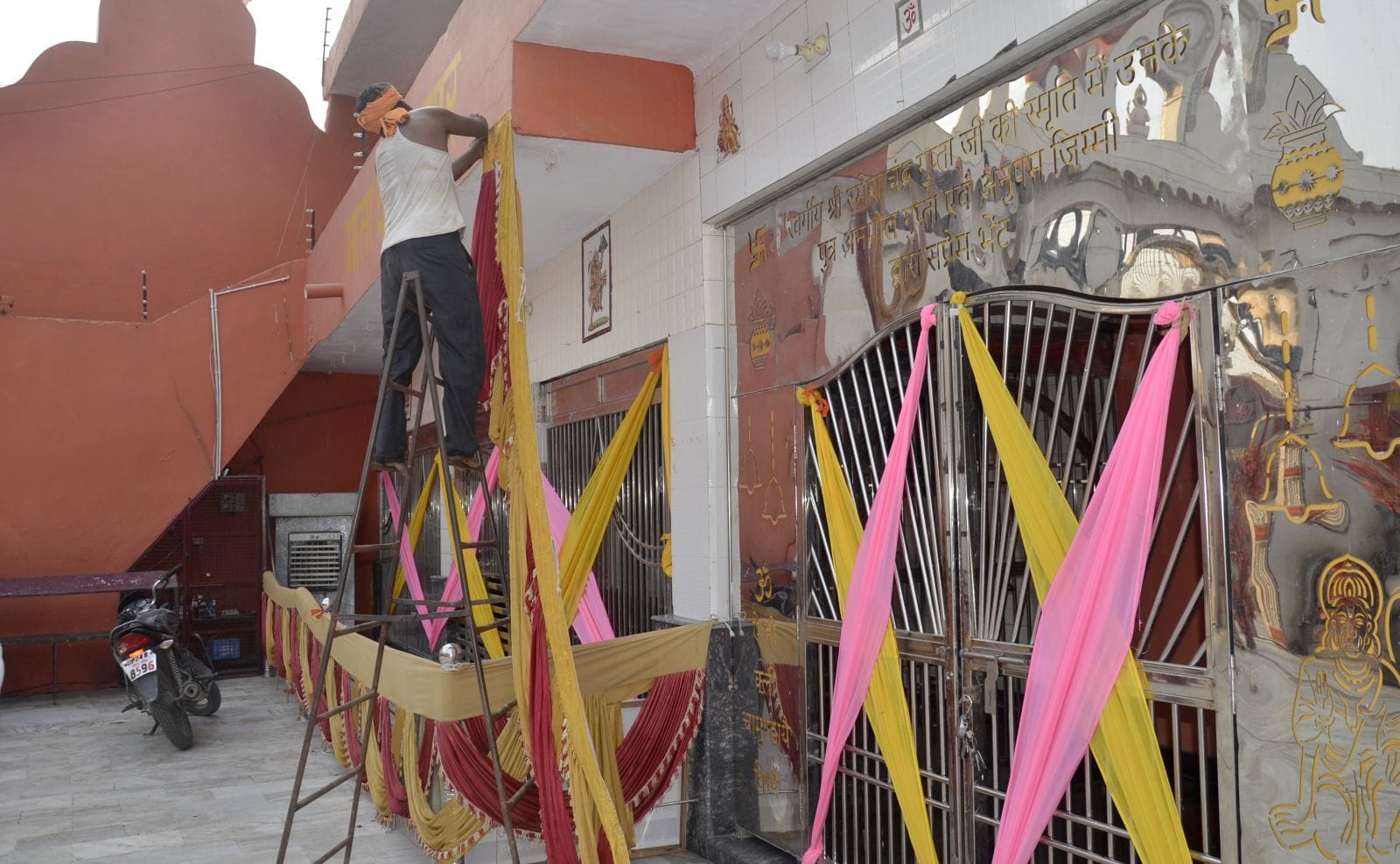 दुकान पर नवरात्र की खरीदारी करती महिलाएं। संवाद