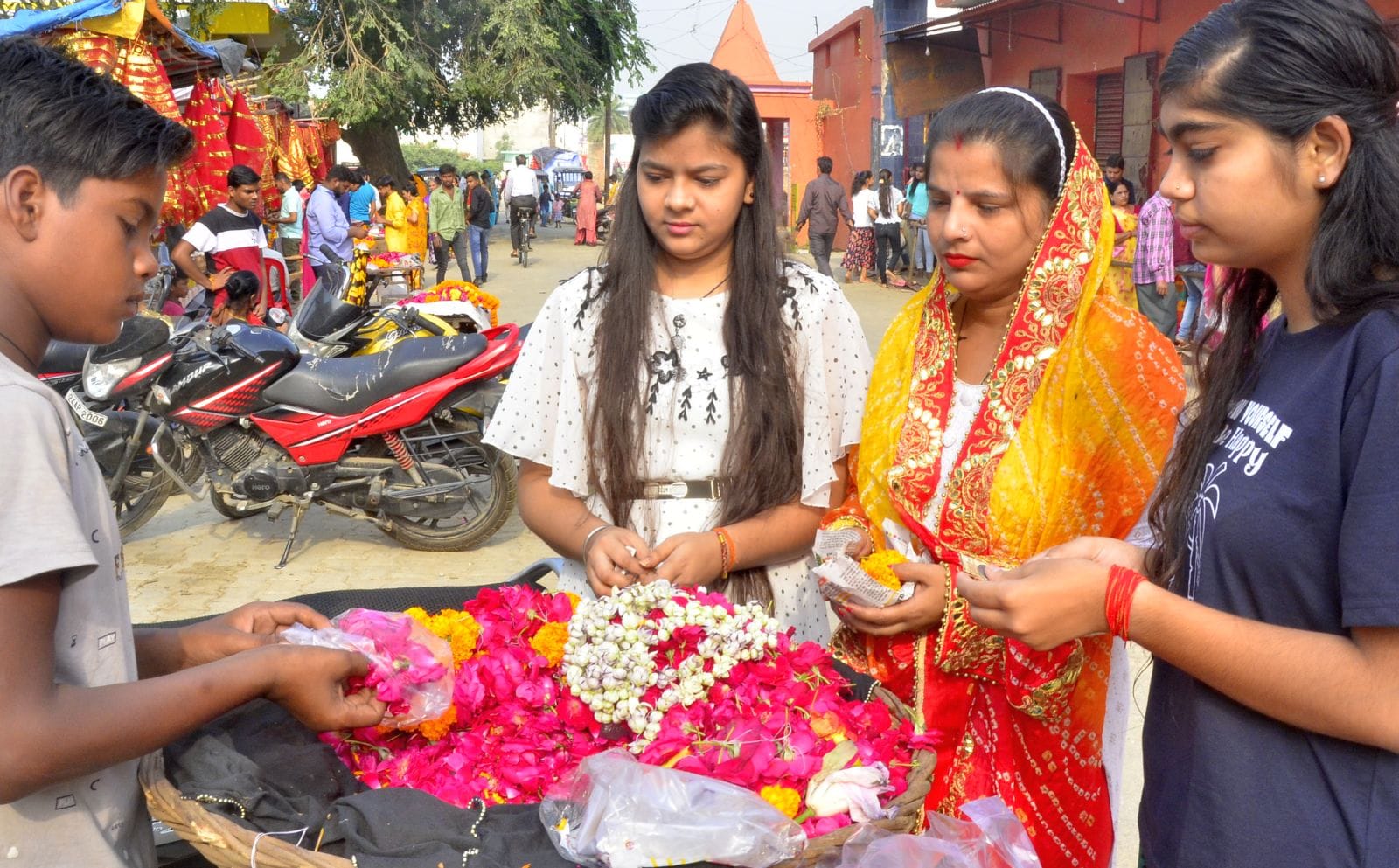 बिल्सी के हनुमानगढ़ी मंदिर पर माता रानी के मंदिर में जलाभिषेक करते भक्त। संवाद बिल्सी के हनुमानगढ़ी मंदिर पर माता रानी के मंदिर में जलाभिषेक करते भक्त। संवाद