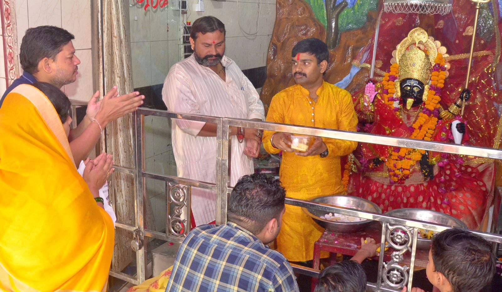 बिल्सी के हनुमानगढ़ी मंदिर पर माता रानी के मंदिर में जलाभिषेक करते भक्त। संवाद बिल्सी के हनुमानगढ़ी मंदिर पर माता रानी के मंदिर में जलाभिषेक करते भक्त। संवाद