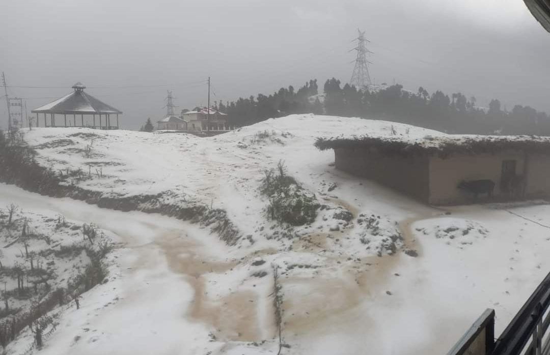 चंबा के लक्कड़मंडी में बर्फबारी के बाद मार्ग पर बिछी बर्फ की सफेद चादर के बीच फंसे वाहन।स्त्रोत चंबा के लक्कड़मंडी में बर्फबारी के बाद मार्ग पर बिछी बर्फ की सफेद चादर के बीच फंसे वाहन।स्त्रोत