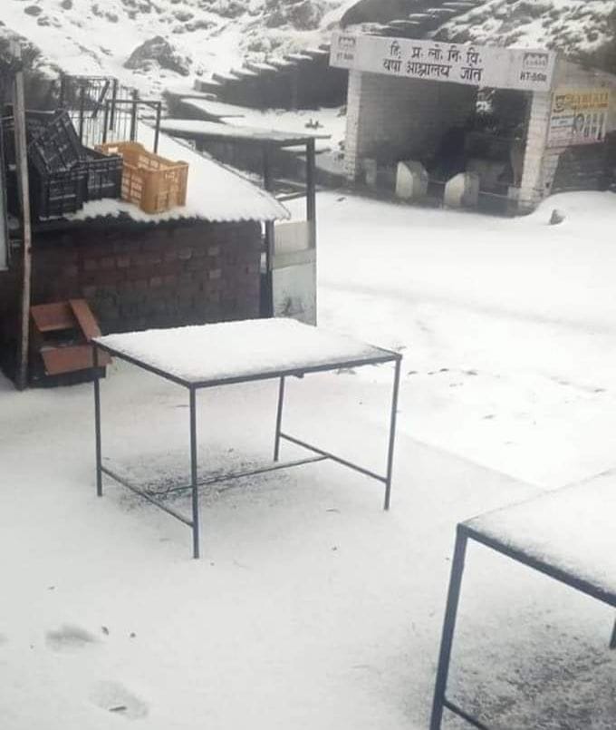 चंबा के लक्कड़मंडी में बर्फबारी के बाद मार्ग पर बिछी बर्फ की सफेद चादर के बीच फंसे वाहन।स्त्रोत चंबा के लक्कड़मंडी में बर्फबारी के बाद मार्ग पर बिछी बर्फ की सफेद चादर के बीच फंसे वाहन।स्त्रोत