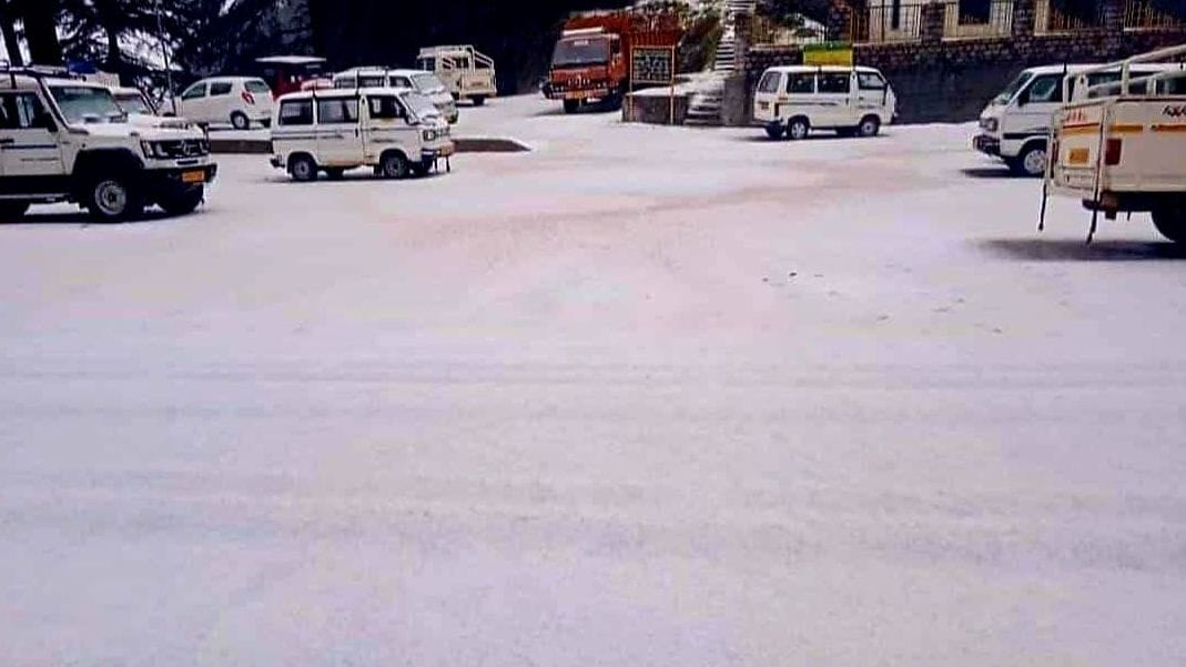 चंबा के लक्कड़मंडी में बर्फबारी के बाद मार्ग पर बिछी बर्फ की सफेद चादर के बीच फंसे वाहन।स्त्रोत चंबा के लक्कड़मंडी में बर्फबारी के बाद मार्ग पर बिछी बर्फ की सफेद चादर के बीच फंसे वाहन।स्त्रोत