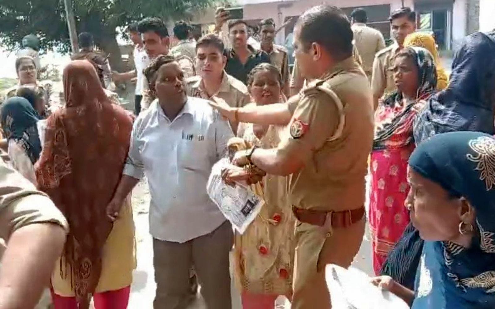 फैजगंज बेहटा थाने के सामने आरोपियों पर कार्यवाही की मांग करते छात्र के परिजन। संवाद