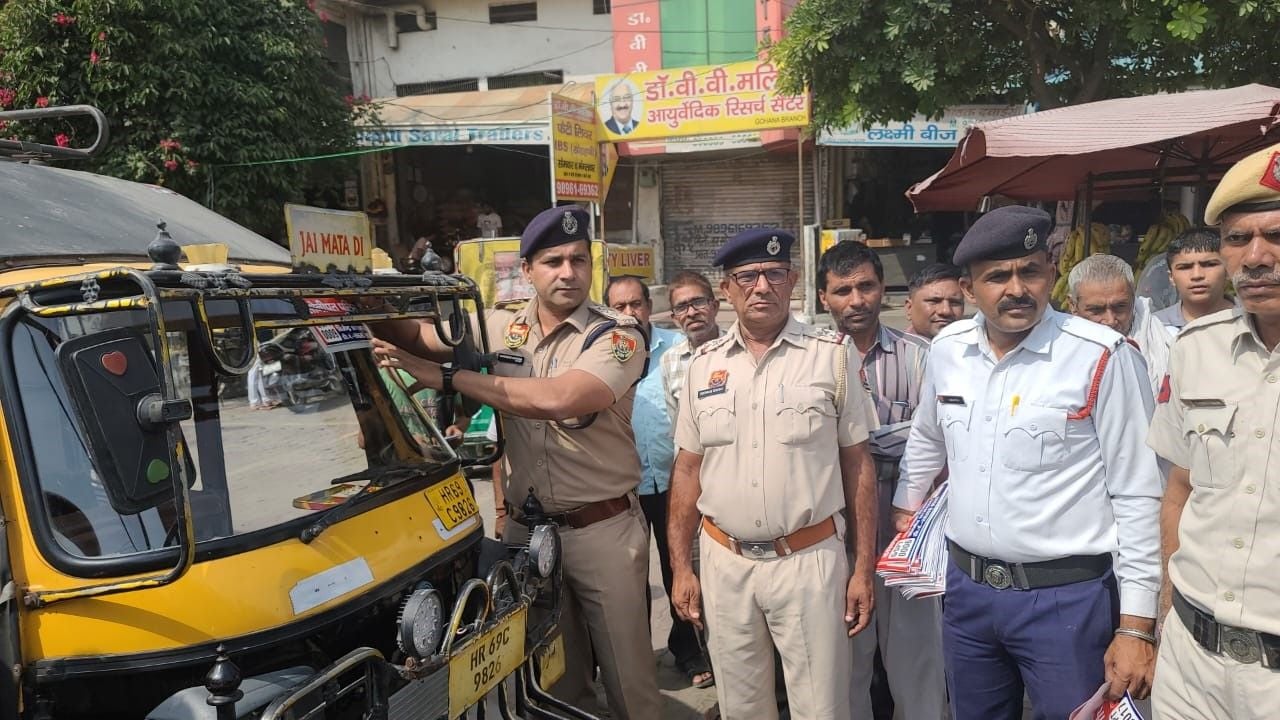 फोटो 12- फव्वारा चौक के पास ऑटो पर यूनिक कोड लगाते एसीपी नरेंद्र। स्रोत : पुलिस फोटो 12- फव्वारा चौक के पास ऑटो पर यूनिक कोड लगाते एसीपी नरेंद्र। स्रोत : पुलिस