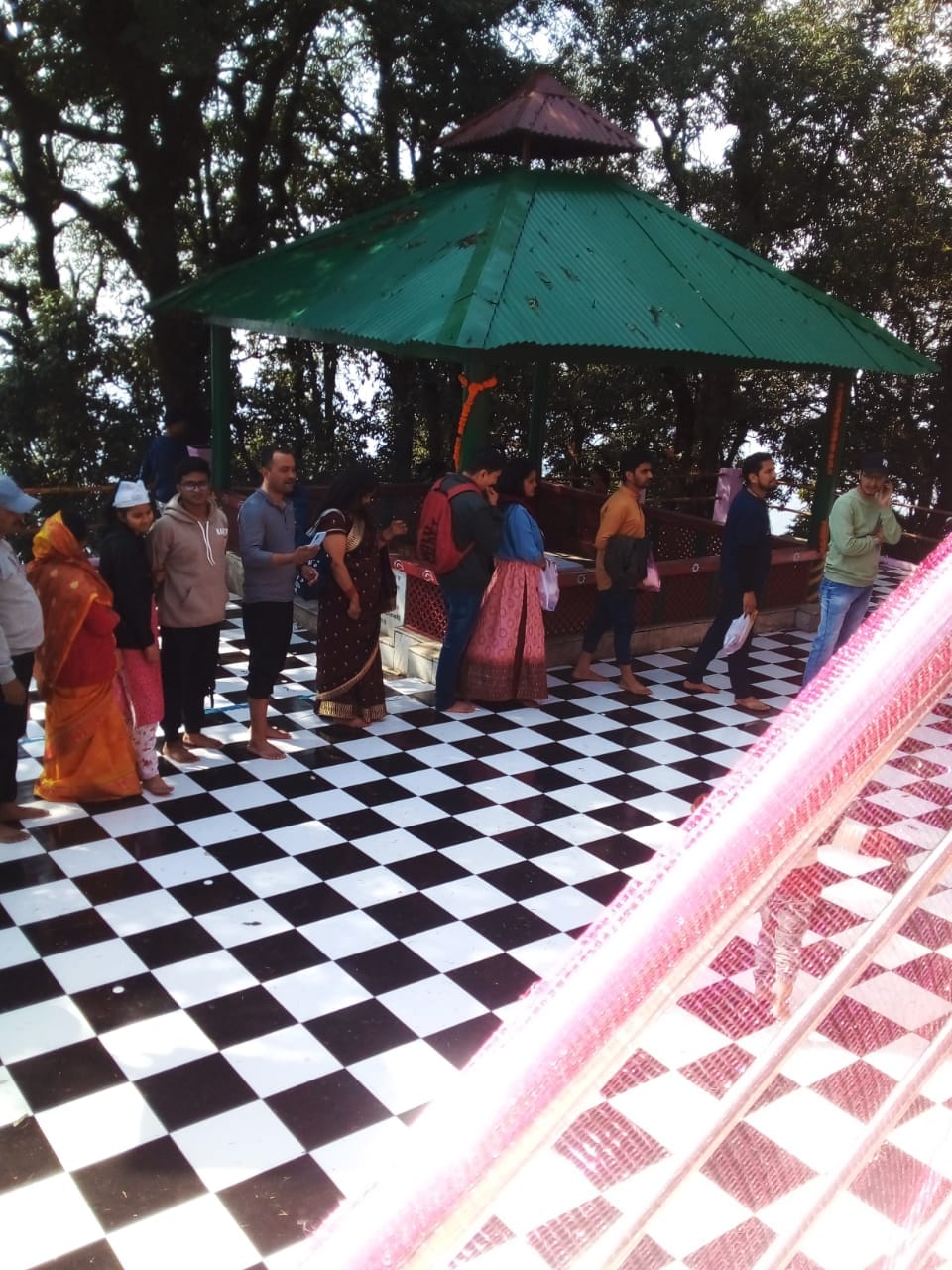 फोटो -15एएलएम 10 पी द्वाराहाट में नवरात्र के पहले दिन दूनागिरी मन्दिर  में उमड़ी भक्तों की भीड़
