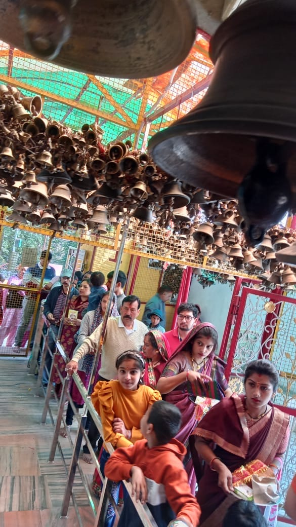 फोटो -15एएलएम 10 पी द्वाराहाट में नवरात्र के पहले दिन दूनागिरी मन्दिर  में उमड़ी भक्तों की भीड़