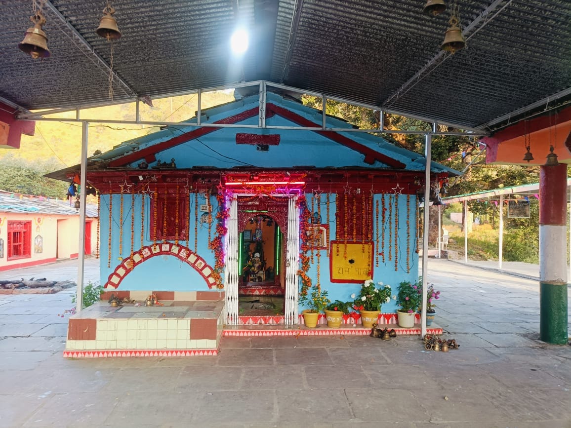 फोटो -15एएलएम 10 पी द्वाराहाट में नवरात्र के पहले दिन दूनागिरी मन्दिर  में उमड़ी भक्तों की भीड़