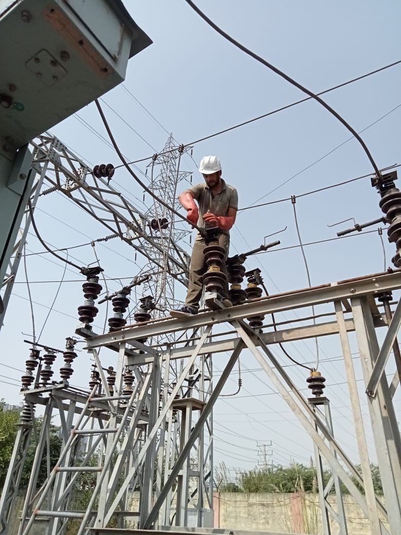 फोटो 25. कुंडली औद्योगिक क्षेत्र में बिजली लाइन की मरम्मत करते बिजली कर्मी। स्रोत: बिजली निगम