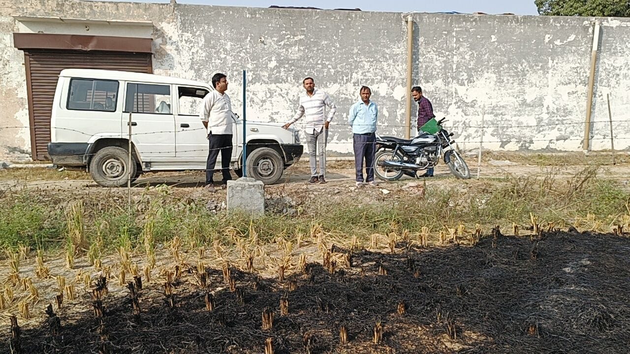 फोटो :41: गन्नौर के गांव गढ़ी केसरी में फसल अवशेष जलाने की सूचना पर पहुंचे ड्यूटी मजिस्ट्रेट डॉ.