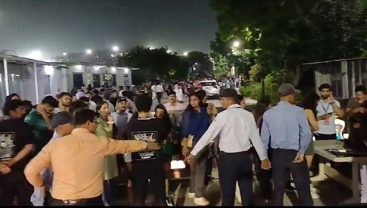 फोटो 46- विश्वविद्यालय में आयोजित कार्यक्रम में एंट्री नहीं मिलने पर भड़के विद्यार्थी हंगामा कर फोटो 46- विश्वविद्यालय में आयोजित कार्यक्रम में एंट्री नहीं मिलने पर भड़के विद्यार्थी हंगामा कर