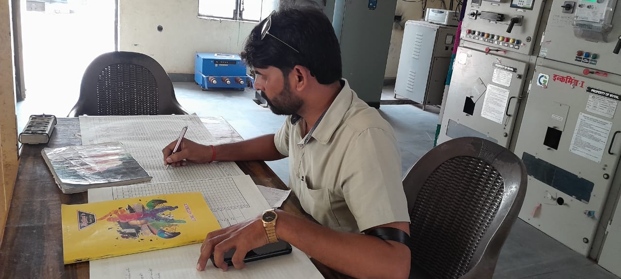 गोला हाइडल पर काली पट्टी बांधकर विरोध दर्शन करते आउटसोर्स बिजली कर्मी गोला हाइडल पर काली पट्टी बांधकर विरोध दर्शन करते आउटसोर्स बिजली कर्मी