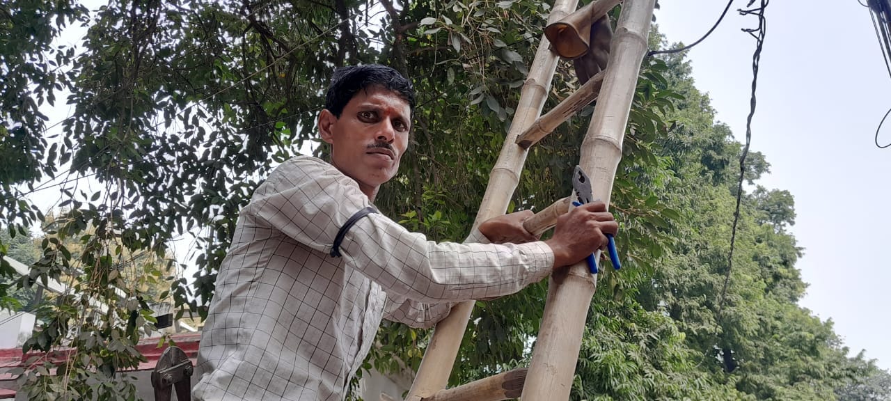 गोला हाइडल पर काली पट्टी बांधकर विरोध दर्शन करते आउटसोर्स बिजली कर्मी गोला हाइडल पर काली पट्टी बांधकर विरोध दर्शन करते आउटसोर्स बिजली कर्मी