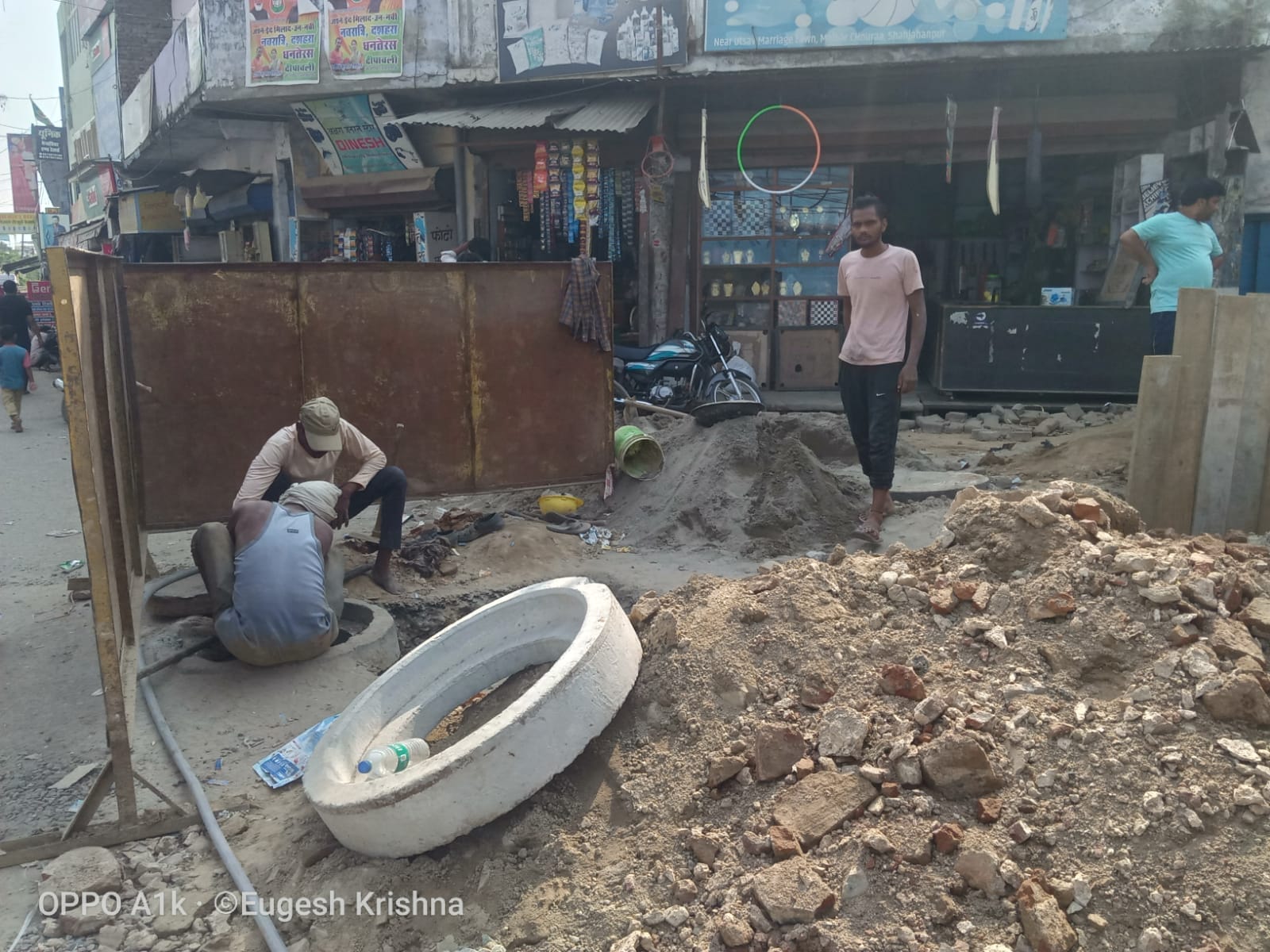 लाल इमली चौराहा से मल्हार मोड वाली रोड पर बैठी रोड और उसमें हुए छेंद को बंद करने के लिए लगाई गई