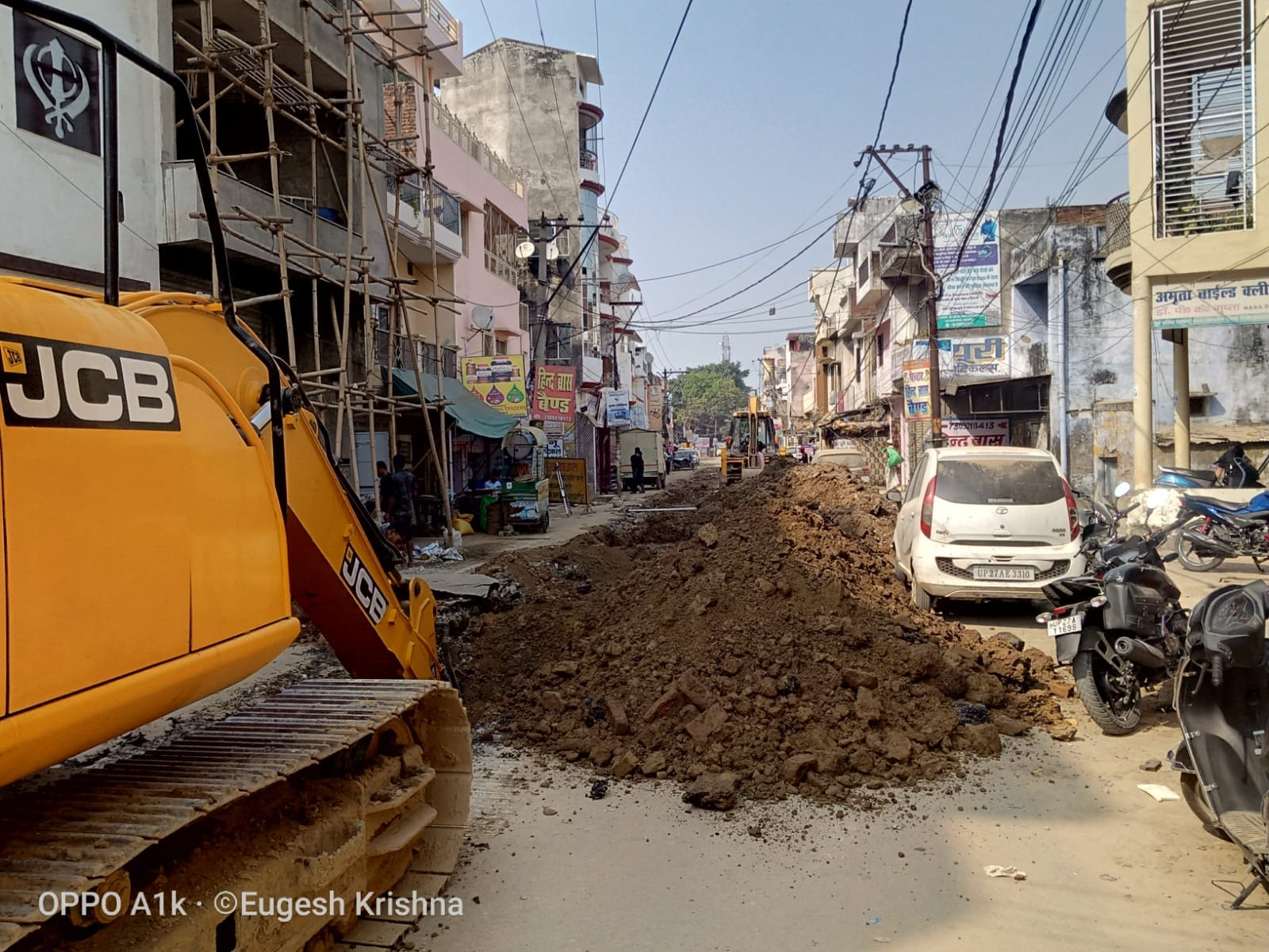 लाल इमली चौराहा से मल्हार मोड वाली रोड पर बैठी रोड और उसमें हुए छेंद को बंद करने के लिए लगाई गई